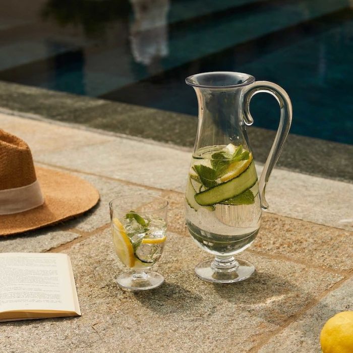 Dressed en plein air, Caraffa